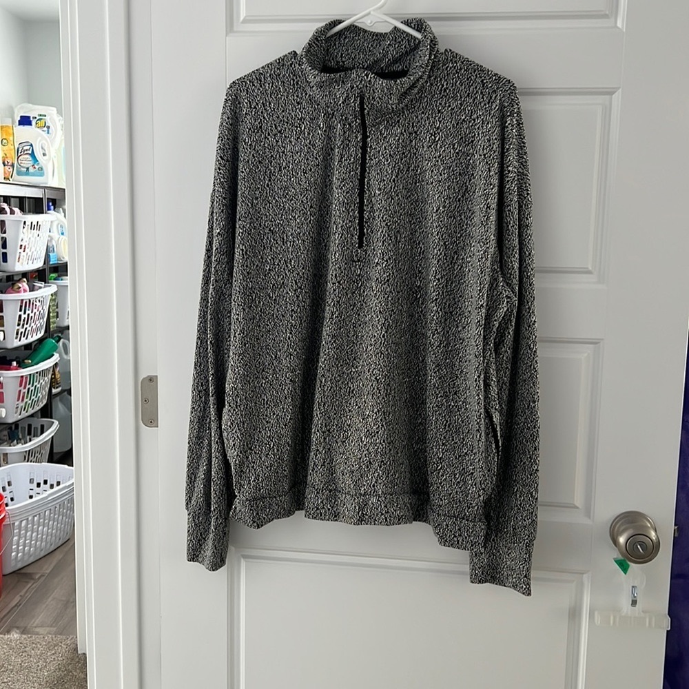 Avis partial zip pullover.